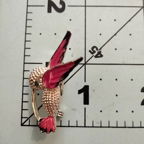 Vintage Hummingbird Brooch Red Enamel Wings Textured Metal Design - Picture 2 of 4